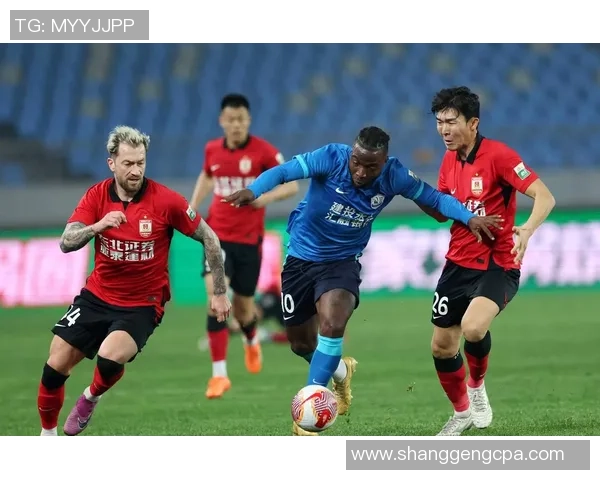 足球赛场激情瞬间 球星们精彩射门再现完美进攻与突破